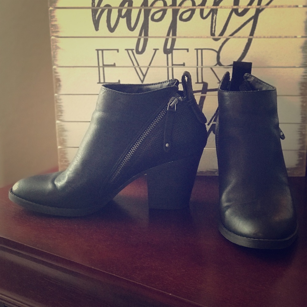 Excellent like new condition Dolce Vita Booties